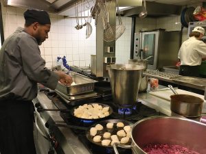 Voorbereidingen in de keuken