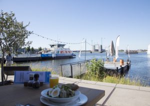 Terras IJ-kantine, uitkijk op ponton 1