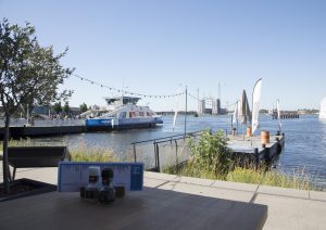 Terras IJ-kantine, uitkijk op ponton