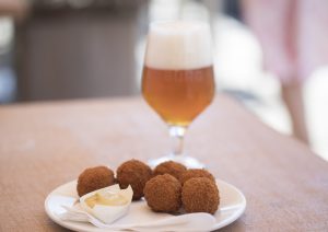 Bitterballen en bier van de tap