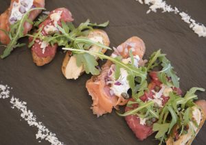 Crostini's carpaccio, zalm, hummus