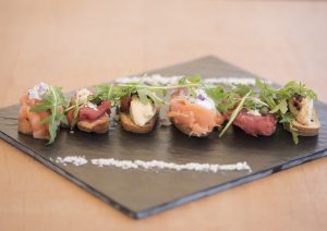 Crostini's zalm, carpaccio, hummus